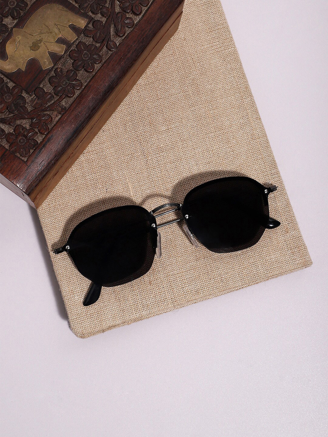 HAUTE SAUCE by Campus Sutra Women Round Sunglasses with Polarised Lens SS23_HSSG2241, Black 
HAUTE SAUCE by Campus Sutra Women Round Sunglasses with Polarised Lens SS23_HSSG2241, Black