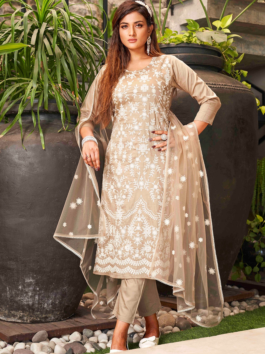 Tikhi Imli Floral Embroidered Chikankari Pure Cotton Kurta with Trousers & Dupatta, Beige
Tikhi Imli Floral Embroidered Chikankari Pure Cotton Kurta with Trousers & Dupatta, Beige