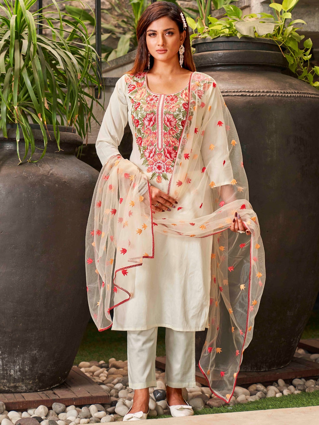 Tikhi Imli Floral Embroidered Cotton Blend Kurta with Trousers & Dupatta, Off white
Tikhi Imli Floral Embroidered Cotton Blend Kurta with Trousers & Dupatta, Off white