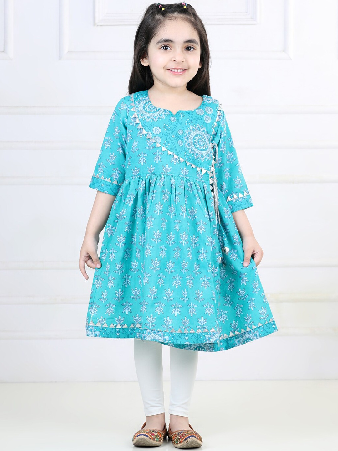 Here&Now X Kinder Kids Girls Floral Printed Angrakha Gotta Patti Pure Cotton Kurta with Leggings, Turquoise blue
Here&Now X Kinder Kids Girls Floral Printed Angrakha Gotta Patti Pure Cotton Kurta with Leggings, Turquoise blue