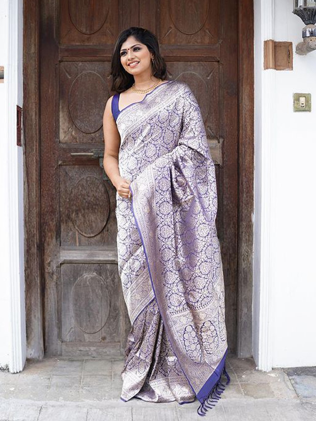 AVANTIKA FASHION Ethnic Motifs Woven Design Zari Pure Silk Kanjeevaram Saree, Blue
AVANTIKA FASHION Ethnic Motifs Woven Design Zari Pure Silk Kanjeevaram Saree, Blue
