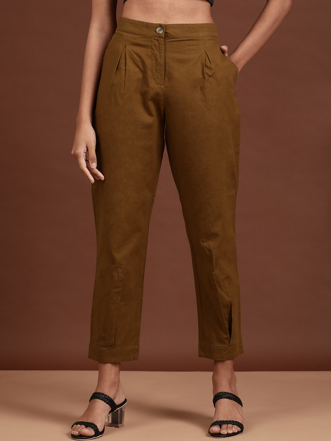 Freehand by The Indian Garage Co Women Cotton Mid-Rise Tapered Fit Pleated Plain Cropped Cigarette Trouser, Brown
Freehand by The Indian Garage Co Women Cotton Mid-Rise Tapered Fit Pleated Plain Cropped Cigarette Trouser, Brown