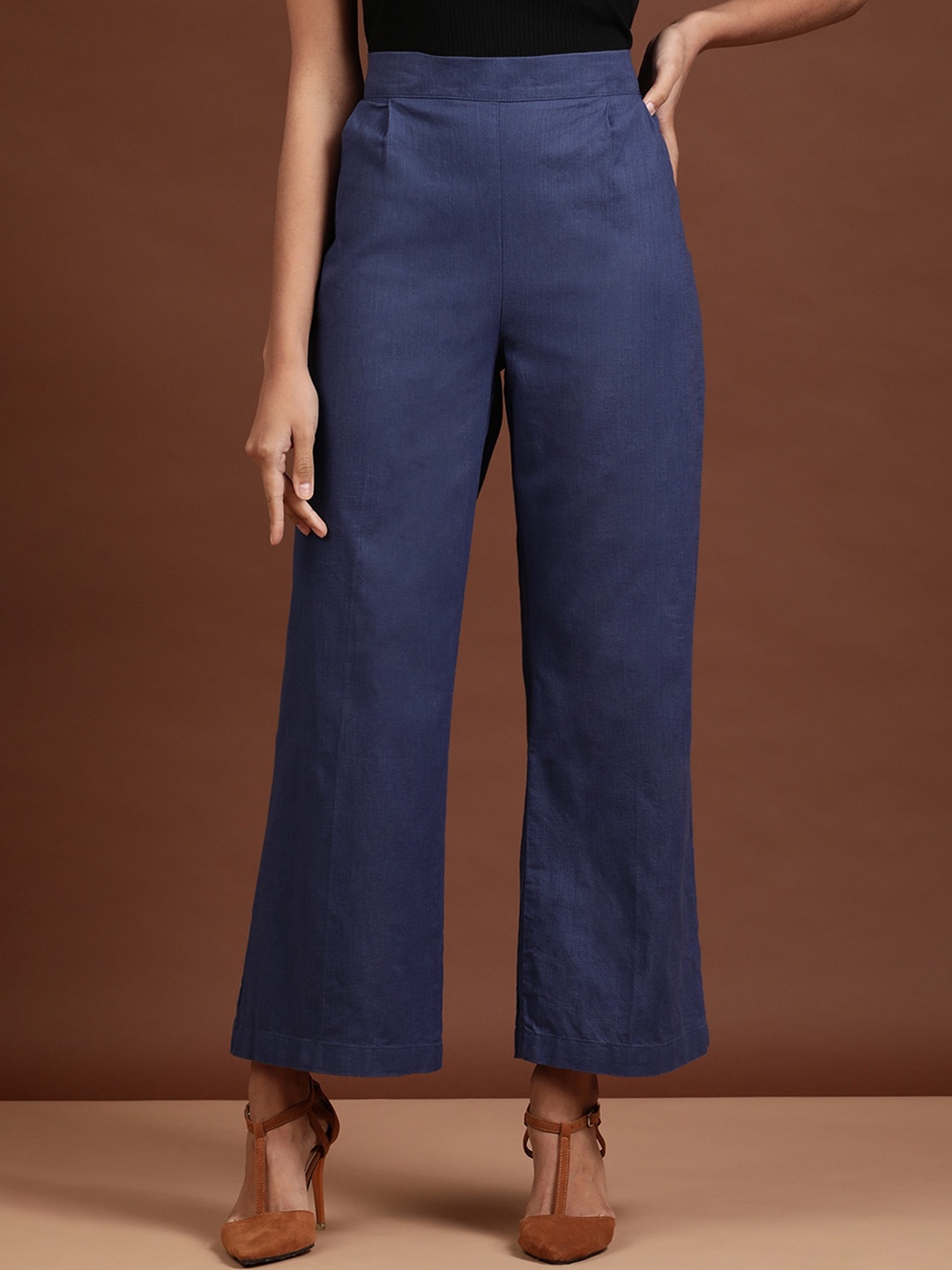 Freehand by The Indian Garage Co Women Cotton Flared Flat-Front Plain High-Rise Trousers, Blue
Freehand by The Indian Garage Co Women Cotton Flared Flat-Front Plain High-Rise Trousers, Blue
