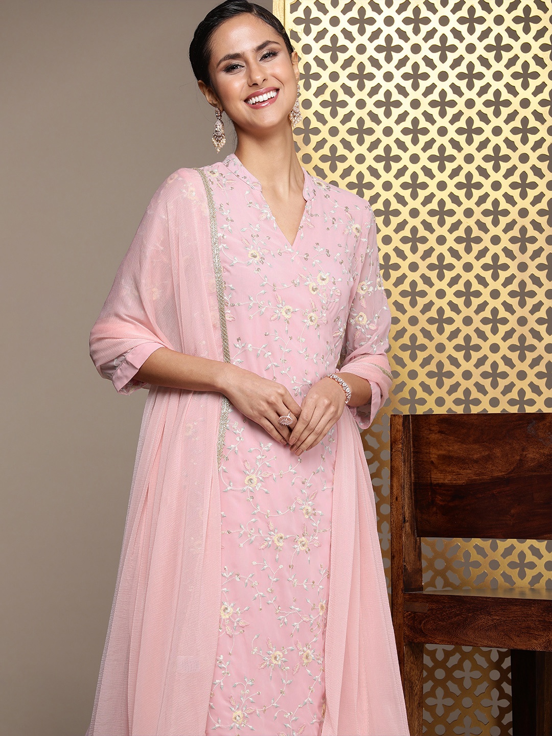 House of Pataudi Floral Embroidered Angrakha Sequinned Jashn Kurta with Skirt & Dupatta, Pink
House of Pataudi Floral Embroidered Angrakha Sequinned Jashn Kurta with Skirt & Dupatta, Pink