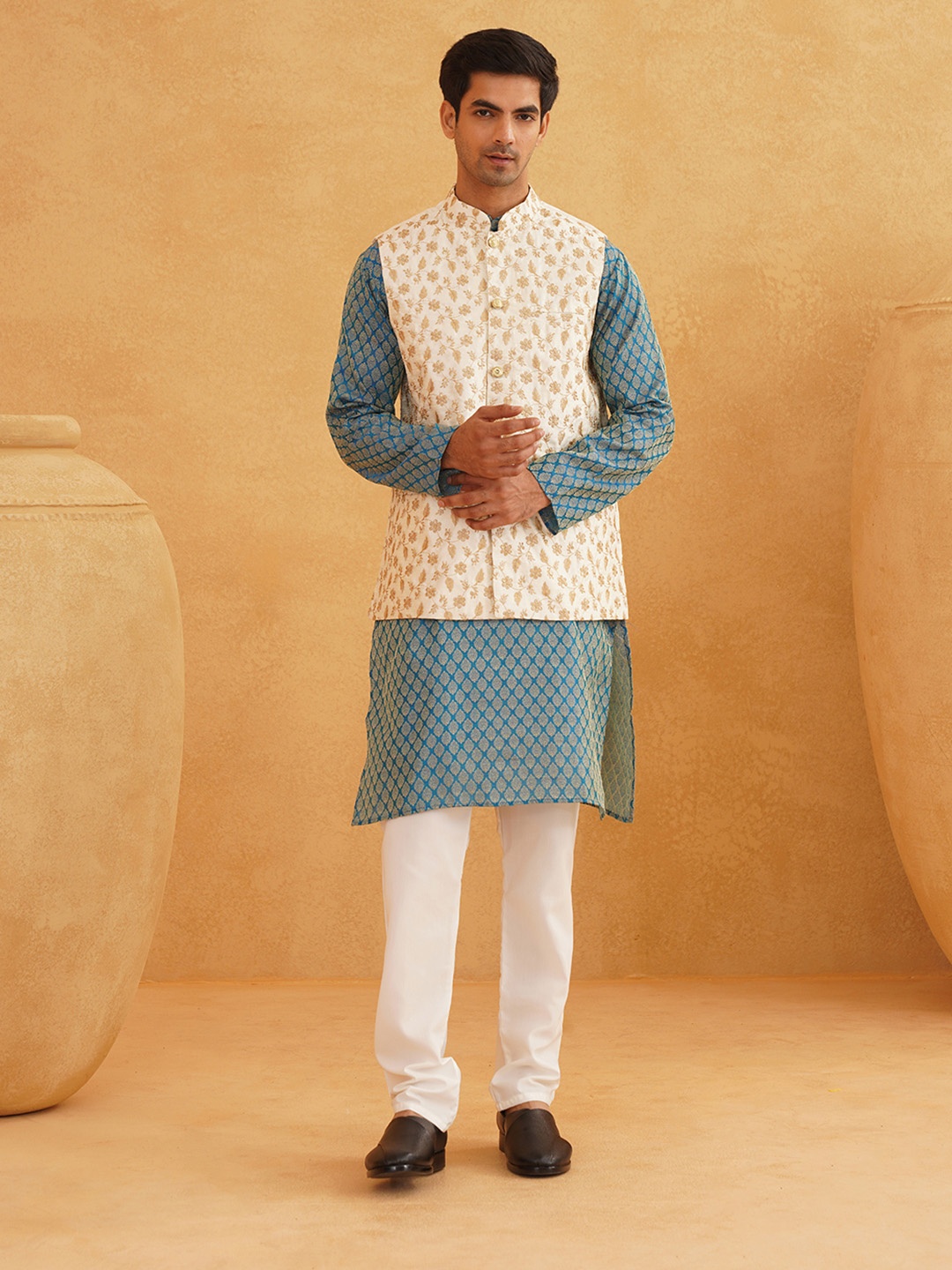 SOJANYA Ethnic Motif Woven Design Mandarin Collar Kurta With Pyjamas & Nehru Jacket, Turquoise blue
SOJANYA Ethnic Motif Woven Design Mandarin Collar Kurta With Pyjamas & Nehru Jacket, Turquoise blue