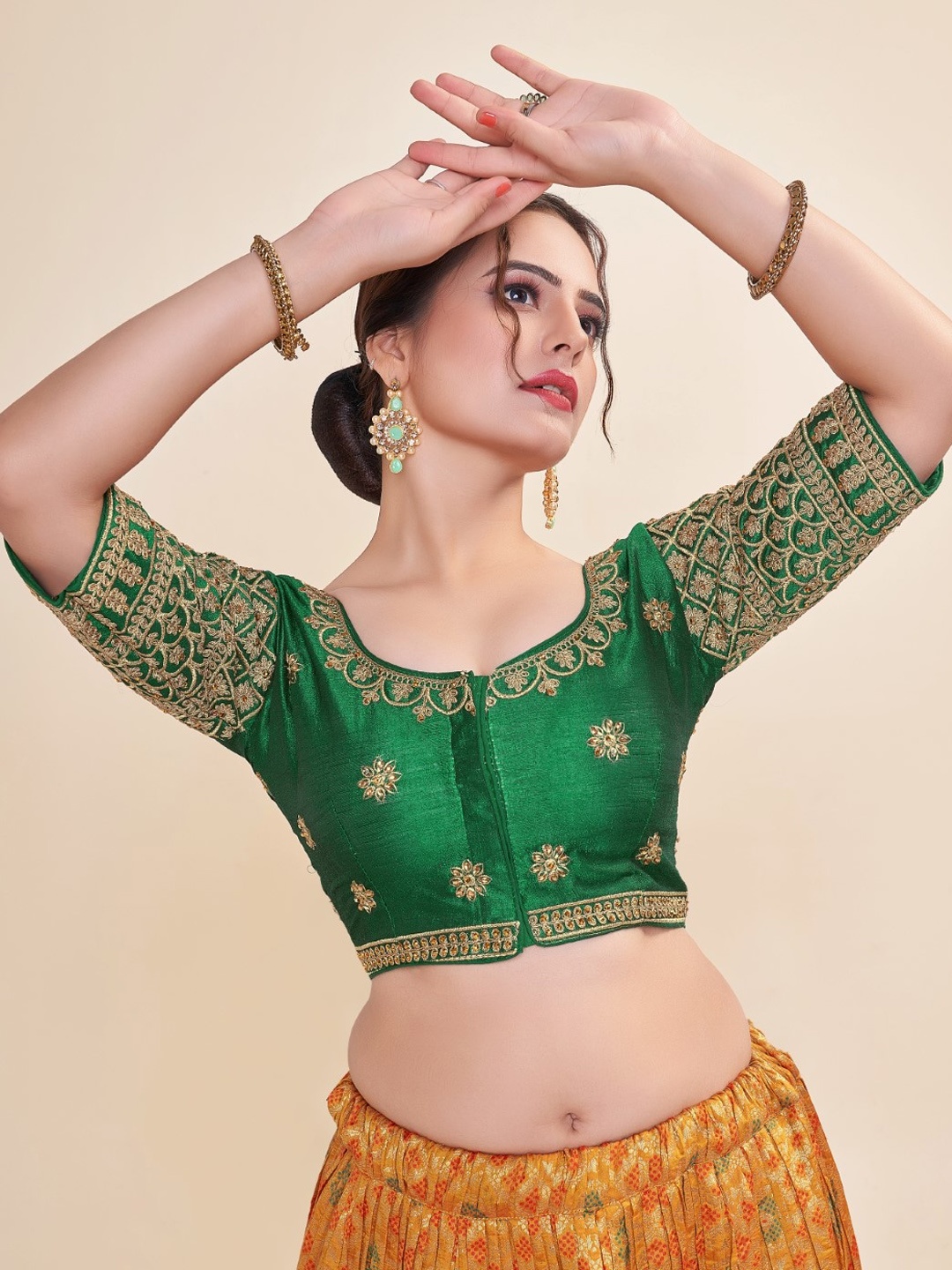 HIMALAY Embroidered Round Neck Cotton Saree, Green