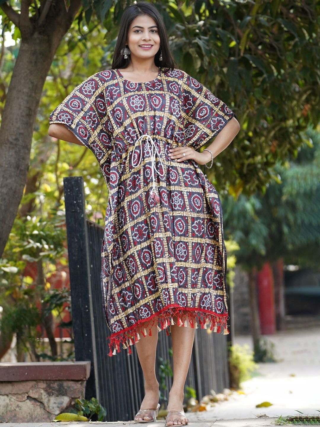 Kesarya Ethnic Motif Printed Kimono Sleeves Zari Pure Silk Kaftan Kurta, Navy blue
Kesarya Ethnic Motif Printed Kimono Sleeves Zari Pure Silk Kaftan Kurta, Navy blue