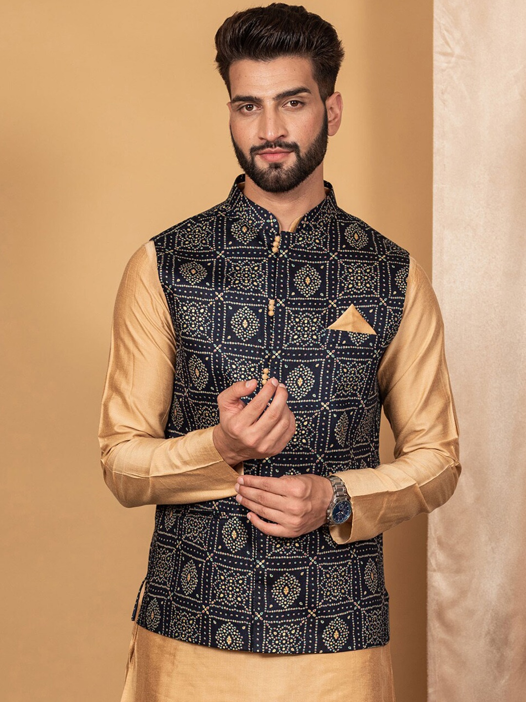 KISAH Men Printed Mandarin Collar Woven Nehru Jacket With Pocket Square, Navy blue
KISAH Men Printed Mandarin Collar Woven Nehru Jacket With Pocket Square, Navy blue