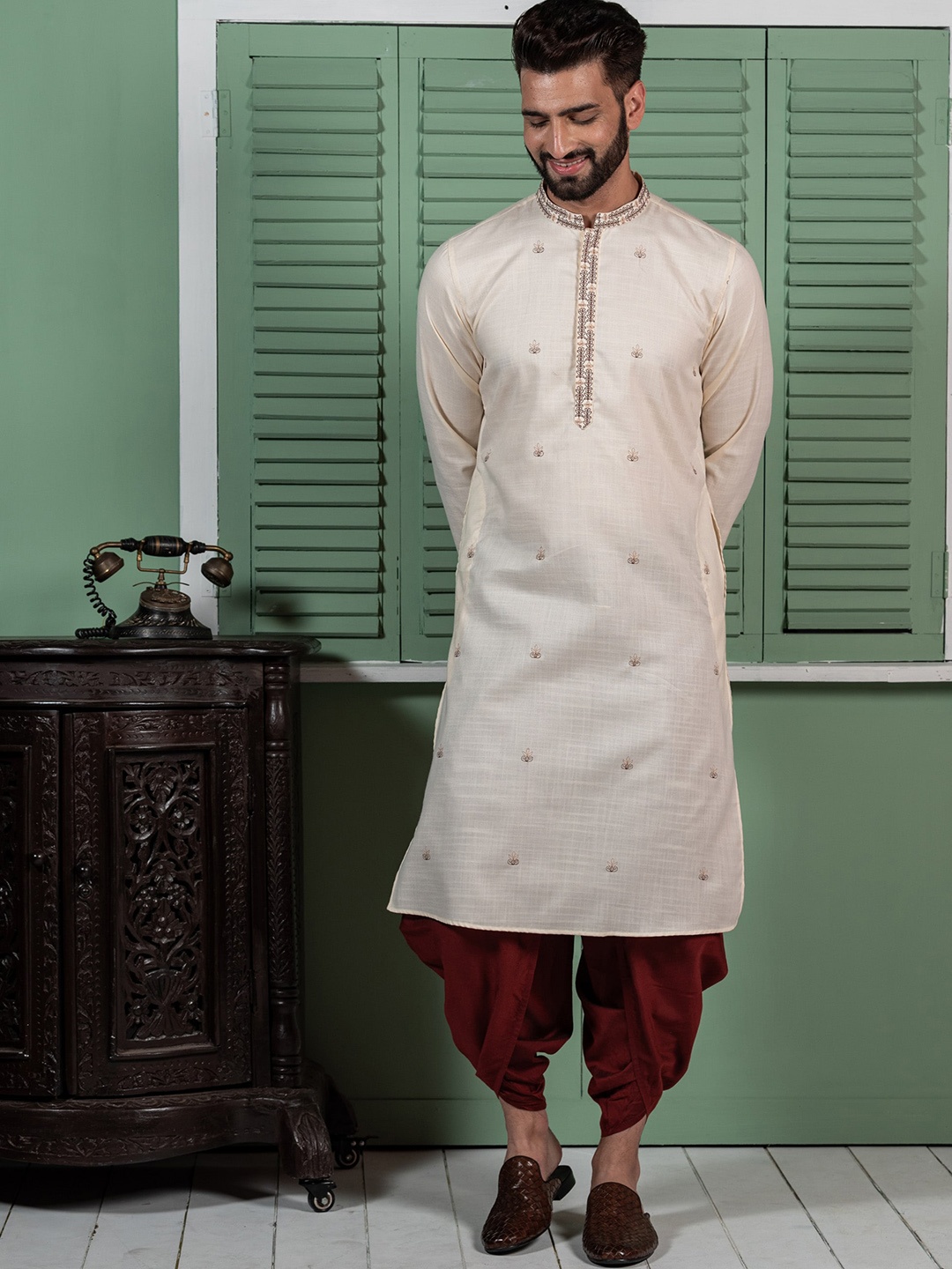 KISAH Ethnic Motif Embroidered Mandarin Collar Thread Work Kurta With Dhoti Pants, White
KISAH Ethnic Motif Embroidered Mandarin Collar Thread Work Kurta With Dhoti Pants, White