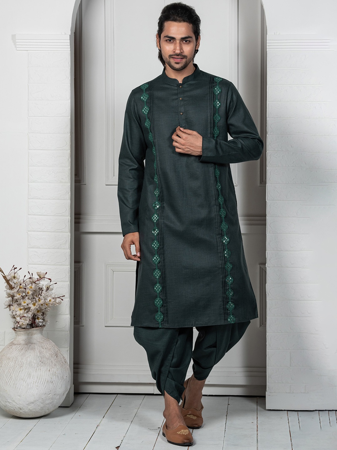 KISAH Embroidered Sequinned & Thread Work Mandarin Collar Panelled Kurta with Dhoti Pants, Green
KISAH Embroidered Sequinned & Thread Work Mandarin Collar Panelled Kurta with Dhoti Pants, Green