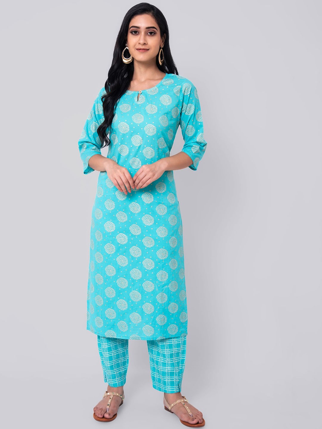 Wodreams Floral Printed Keyhole Neck Pure Cotton Kurta with Trousers, Turquoise blue
Wodreams Floral Printed Keyhole Neck Pure Cotton Kurta with Trousers, Turquoise blue