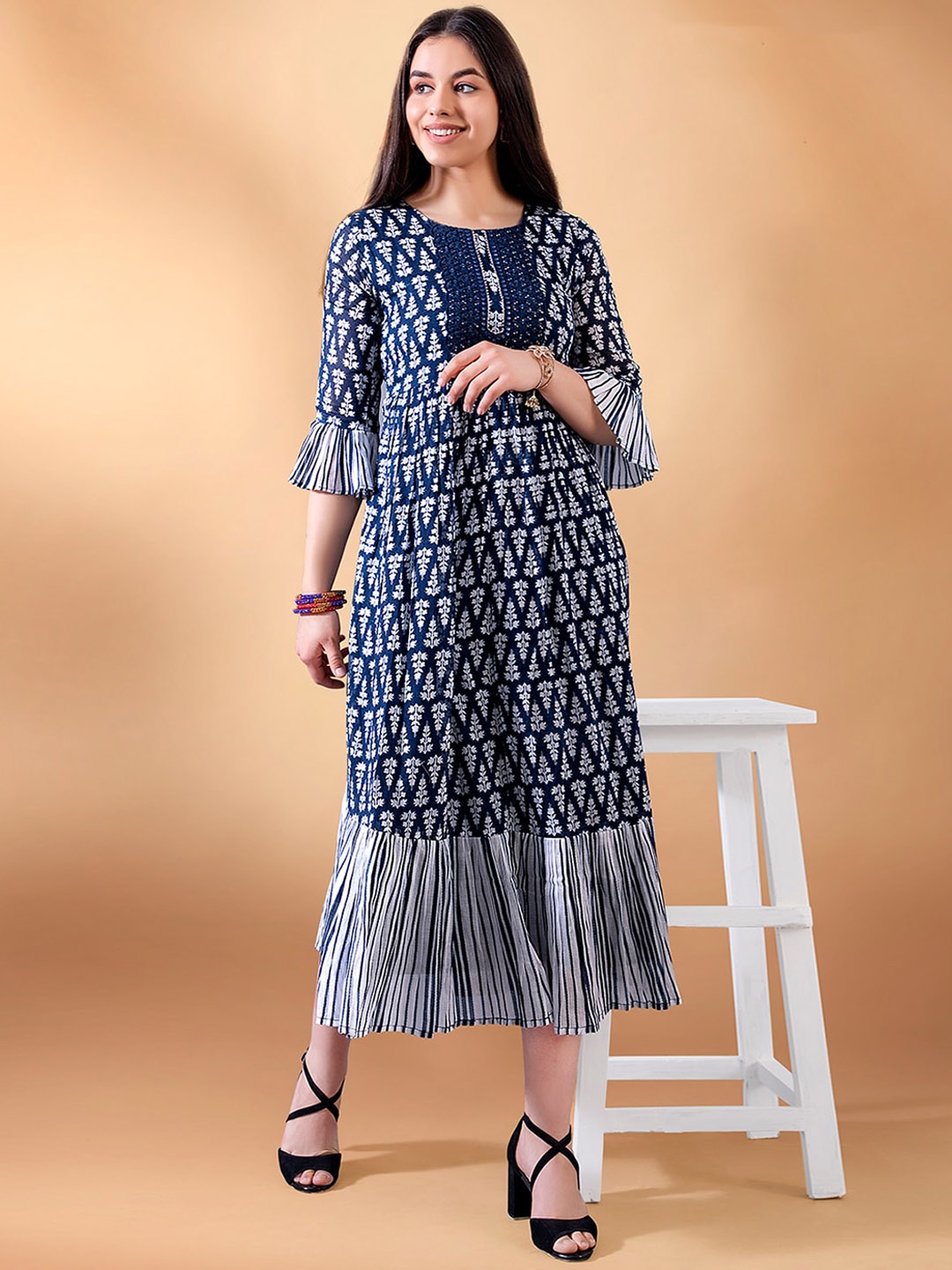 ODETTE Women Blue Geometric Printed Keyhole Neck Flared Sleeves Thread Work Kurta
ODETTE Women Blue Geometric Printed Keyhole Neck Flared Sleeves Thread Work Kurta