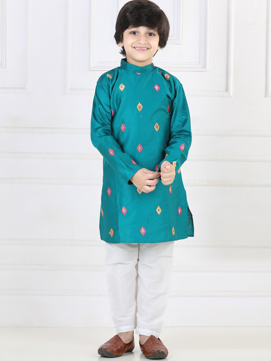 Kinder Kids Boys Ethnic Motifs Embroidered Pure Cotton Kurta & Pyjamas With Printed Jacket, Green
Kinder Kids Boys Ethnic Motifs Embroidered Pure Cotton Kurta & Pyjamas With Printed Jacket, Green