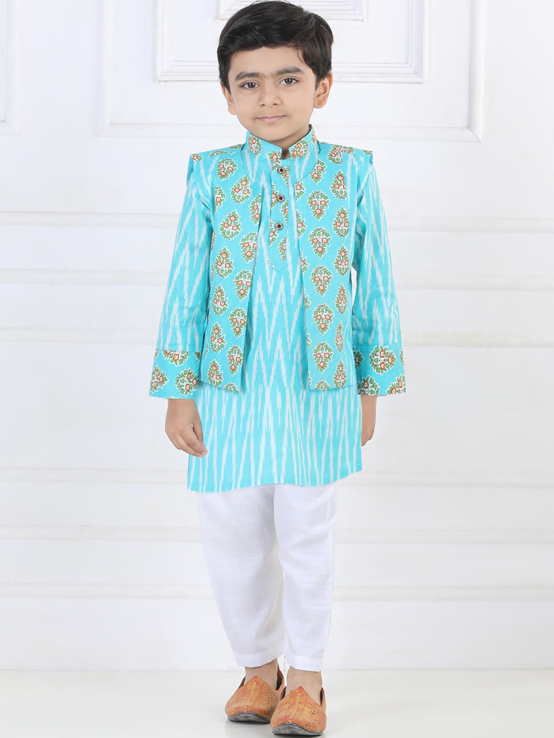 Kinder Kids Boys Ethnic Motifs Printed Pure Cotton Kurta & Pyjamas With Printed Jacket, Blue
Kinder Kids Boys Ethnic Motifs Printed Pure Cotton Kurta & Pyjamas With Printed Jacket, Blue