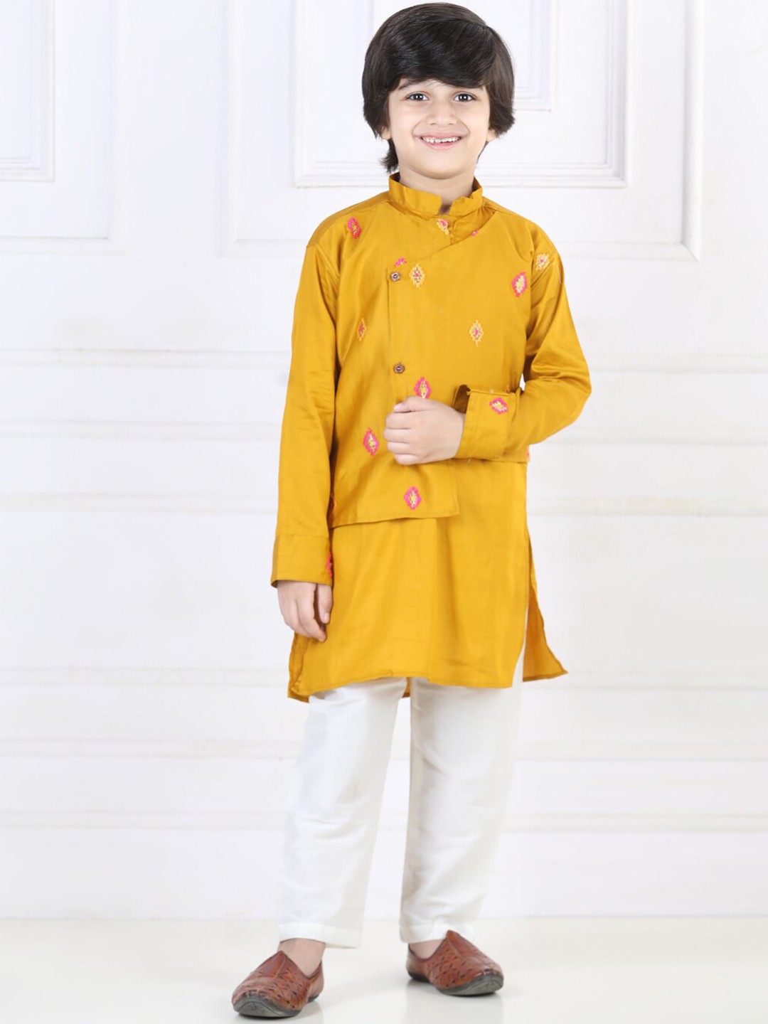 Kinder Kids Boys Embroidered Mandarin Collar Pure Cotton Kurta With Pyjamas, Yellow
Kinder Kids Boys Embroidered Mandarin Collar Pure Cotton Kurta With Pyjamas, Yellow