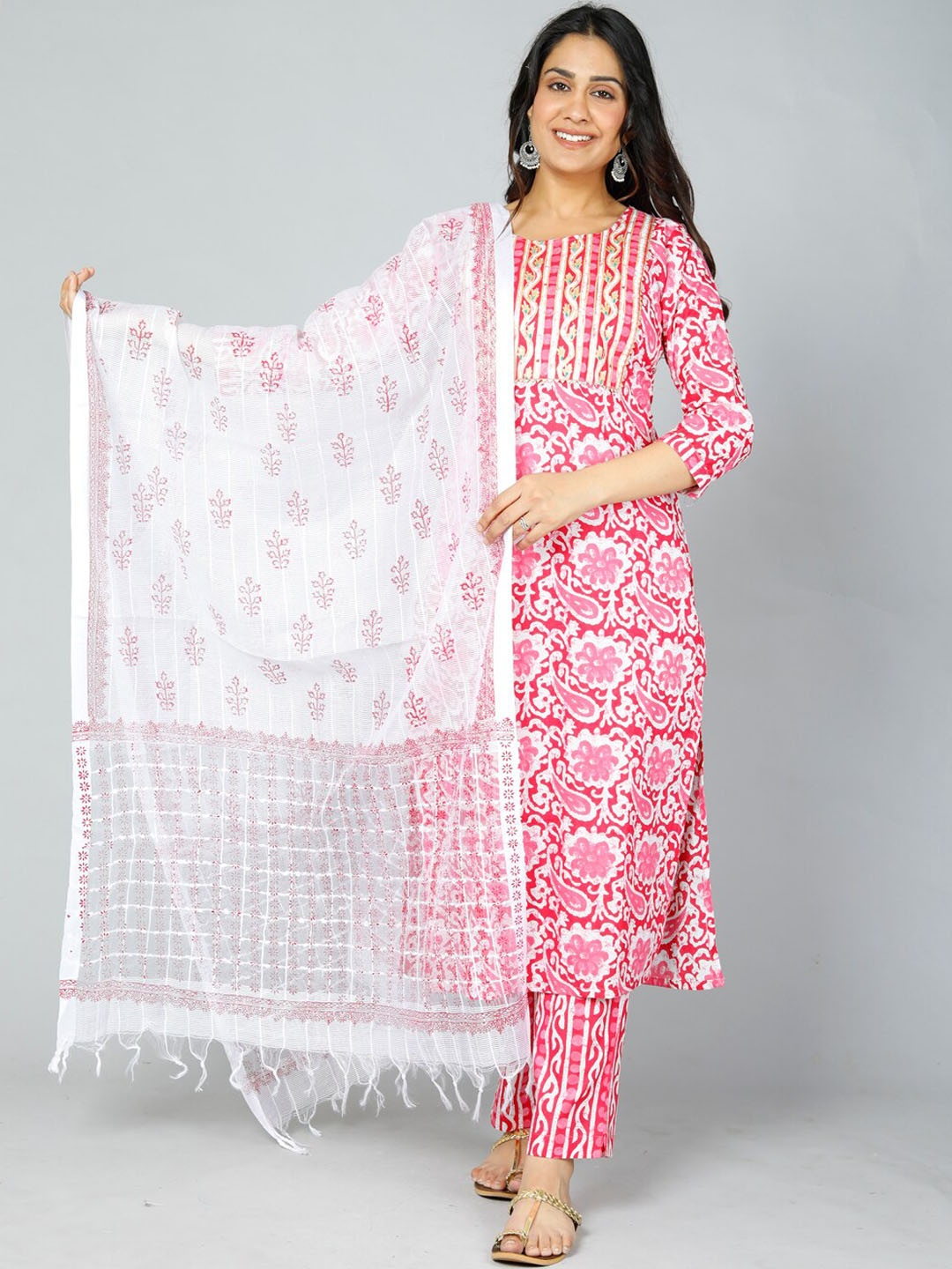 gvs shoppe Floral Printed Gotta Patti Pure Cotton Kurta with Trousers & Dupatta, Pink
gvs shoppe Floral Printed Gotta Patti Pure Cotton Kurta with Trousers & Dupatta, Pink