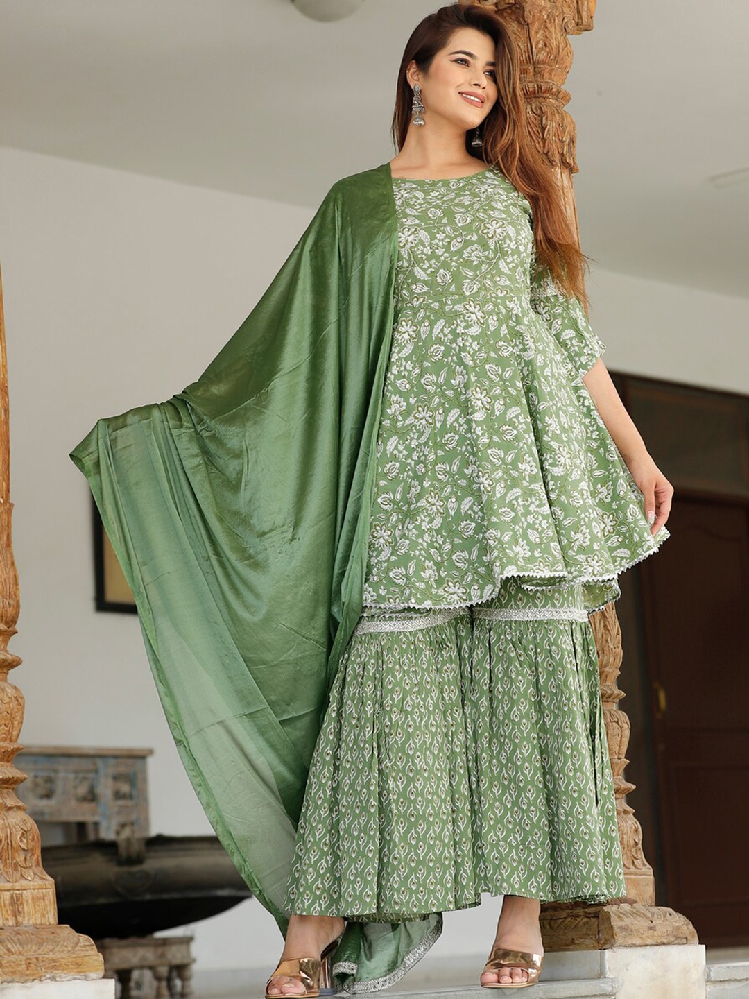 TOULIN Floral Printed Bell Sleeves Gotta Patti Kurta with Sharara & With Dupatta, Green
TOULIN Floral Printed Bell Sleeves Gotta Patti Kurta with Sharara & With Dupatta, Green