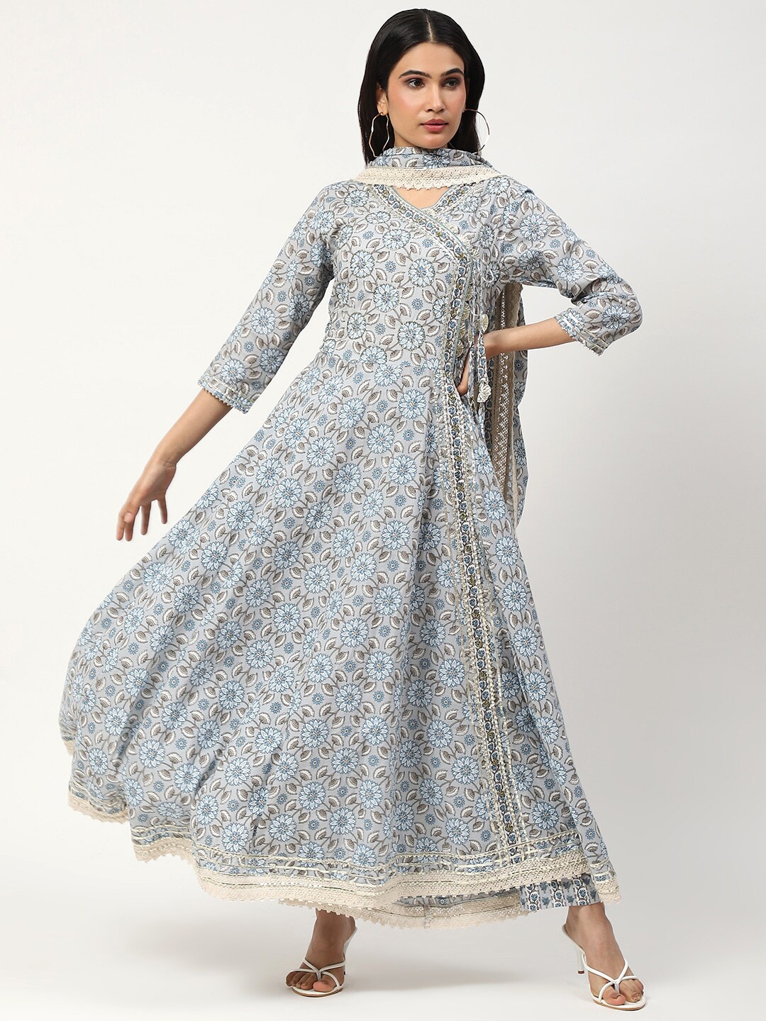 NH KAPDEWALA Floral Printed Pure Cotton Anarkali Kurta With Trousers & Dupatta, Grey
NH KAPDEWALA Floral Printed Pure Cotton Anarkali Kurta With Trousers & Dupatta, Grey