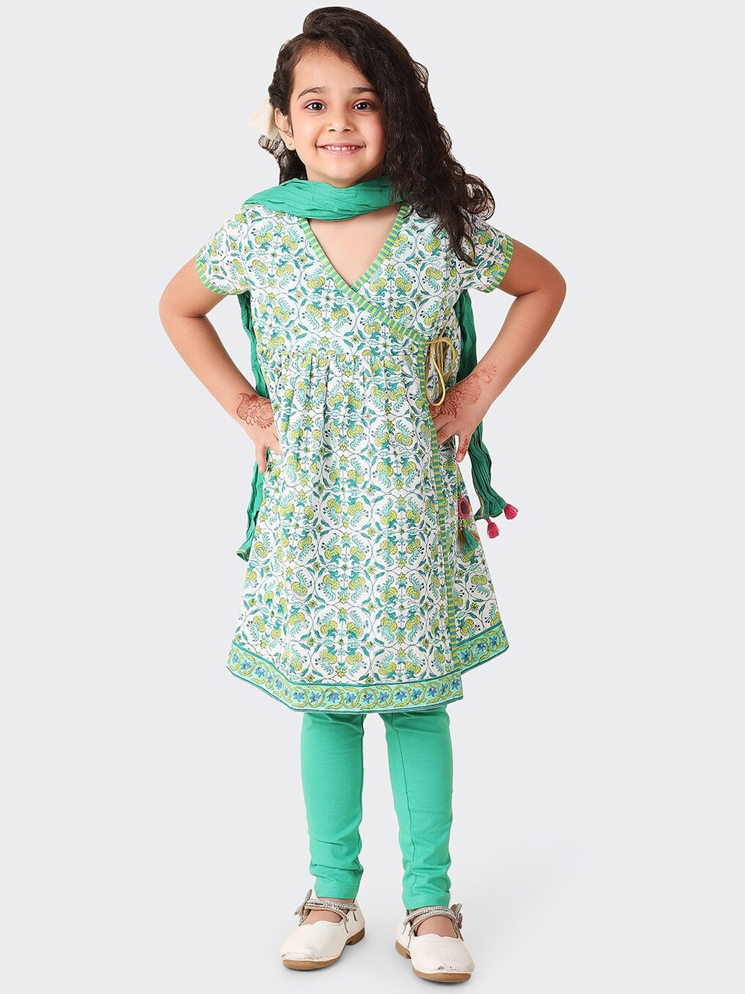 Fabindia Girls Floral Printed Angrakha Sequined Pure Cotton Kurta with Churidar & Dupatta, Green
Fabindia Girls Floral Printed Angrakha Sequined Pure Cotton Kurta with Churidar & Dupatta, Green