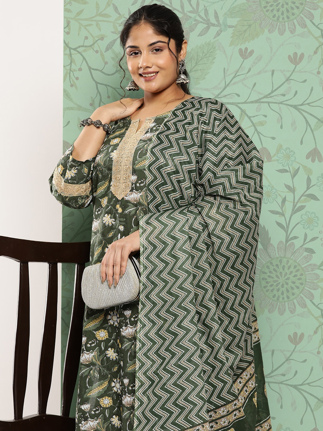 Yufta Plus Size Floral Printed Sequinned Pure Cotton Kurta with Trousers & With Dupatta, Green
Yufta Plus Size Floral Printed Sequinned Pure Cotton Kurta with Trousers & With Dupatta, Green
