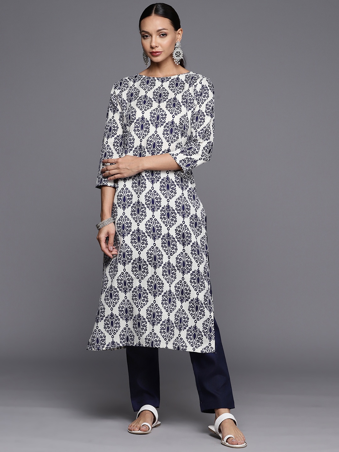 MASSTANI BY INDDUS Women Ethnic Motifs Printed Cotton Kurta with Trousers, Navy blue
MASSTANI BY INDDUS Women Ethnic Motifs Printed Cotton Kurta with Trousers, Navy blue
