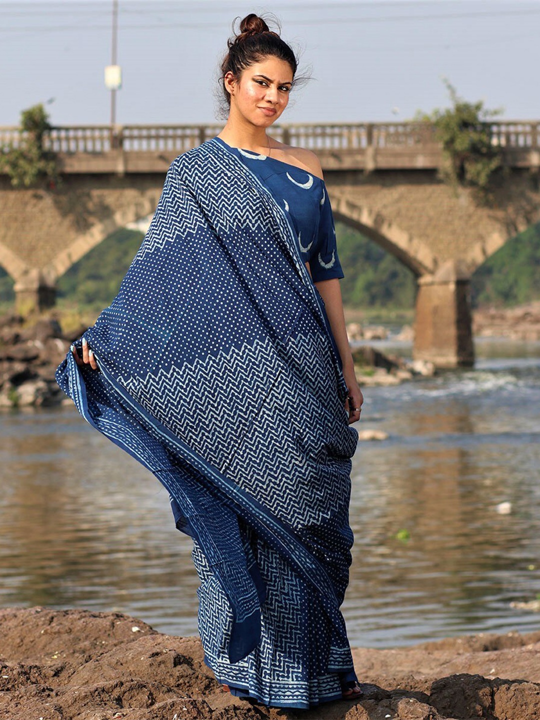 Chidiyaa Geometric Printed Pure Cotton Saree, Blue
