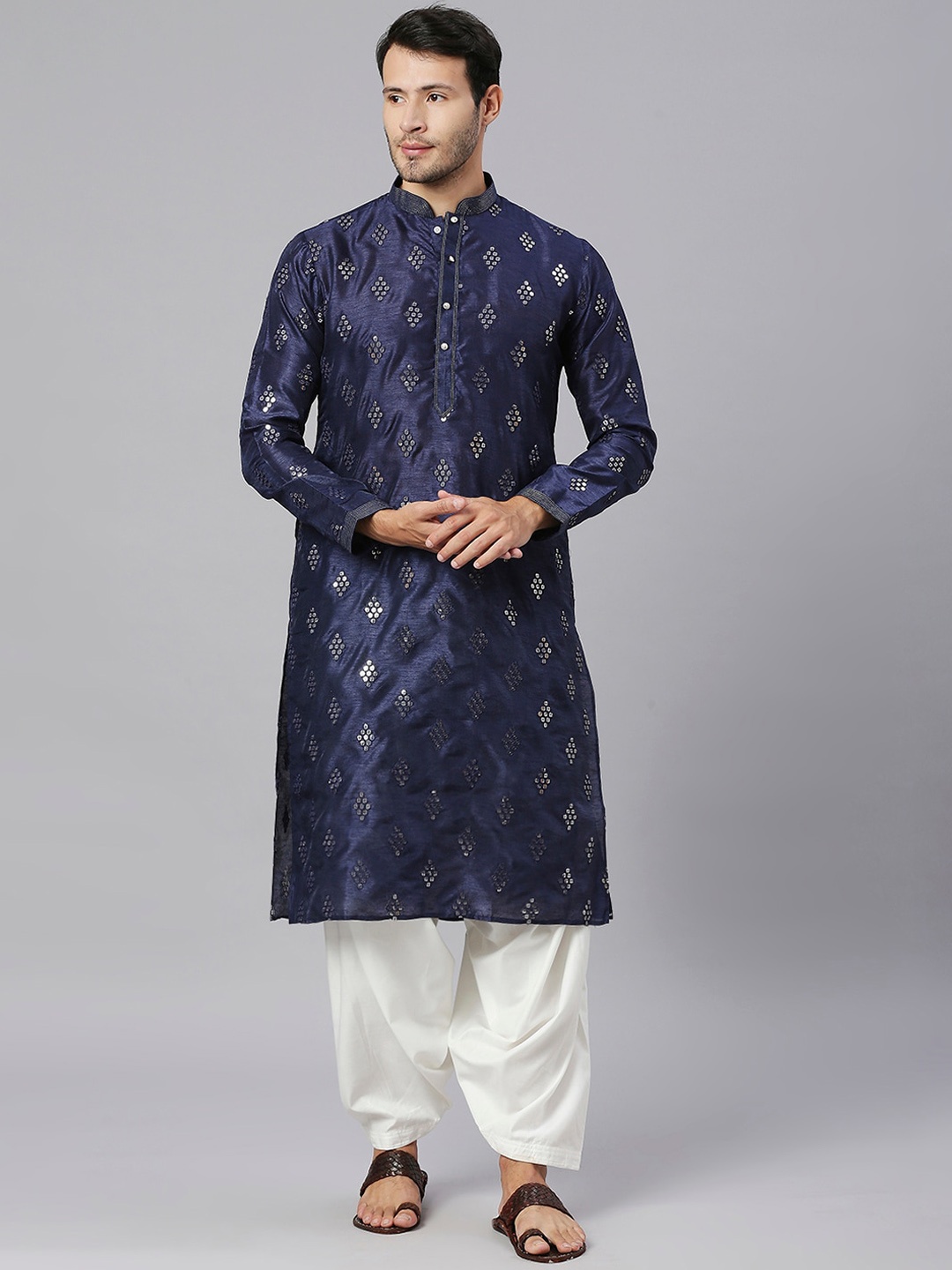 RAJUBHAI HARGOVINDAS Embellished Mandarin Collar Sequinned Silk Cotton Kurta, Navy blue
RAJUBHAI HARGOVINDAS Embellished Mandarin Collar Sequinned Silk Cotton Kurta, Navy blue