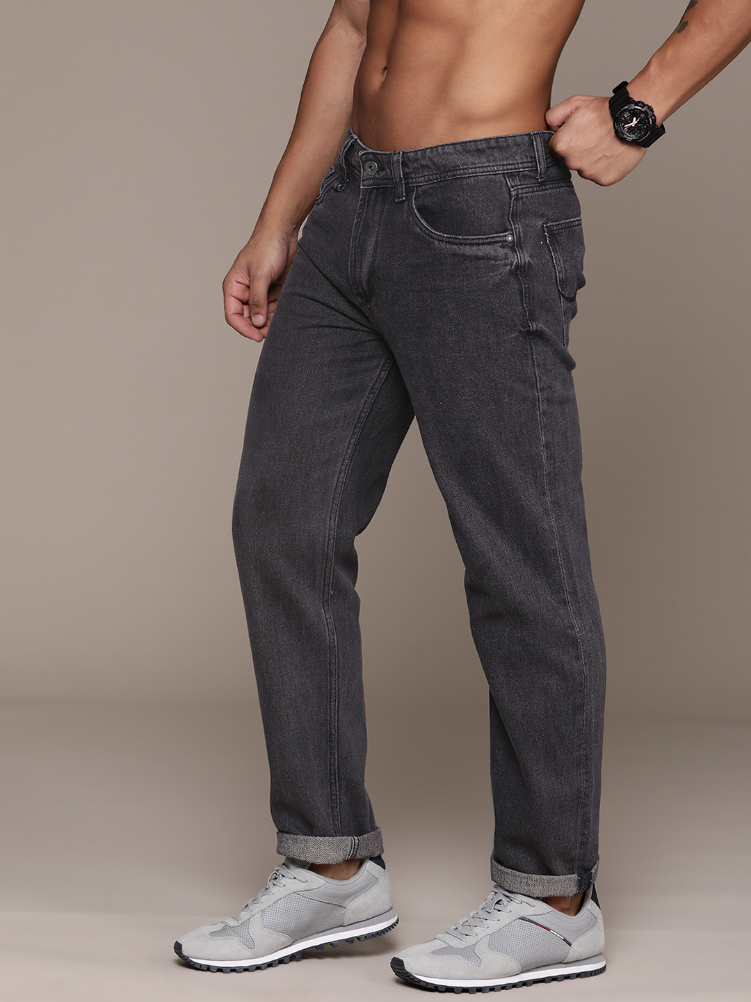 The Roadster Lifestyle Co. Men Pure Cotton Relaxed Fit Light Fade Jeans, Charcoal
The Roadster Lifestyle Co. Men Pure Cotton Relaxed Fit Light Fade Jeans, Charcoal