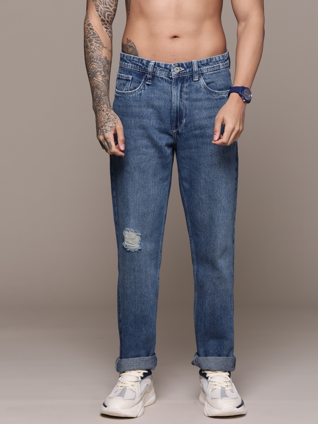The Roadster Lifestyle Co. Men Slim Fit Slash Knee Light Fade Stretchable Jeans, Blue
The Roadster Lifestyle Co. Men Slim Fit Slash Knee Light Fade Stretchable Jeans, Blue
