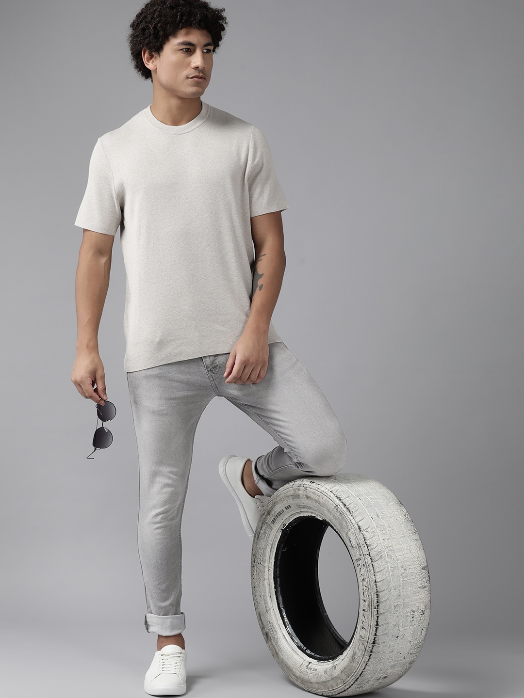 The Roadster Lifestyle Co. Men Slim Tapered Fit Light Fade Stretchable Jeans, Charcoal
The Roadster Lifestyle Co. Men Slim Tapered Fit Light Fade Stretchable Jeans, Charcoal