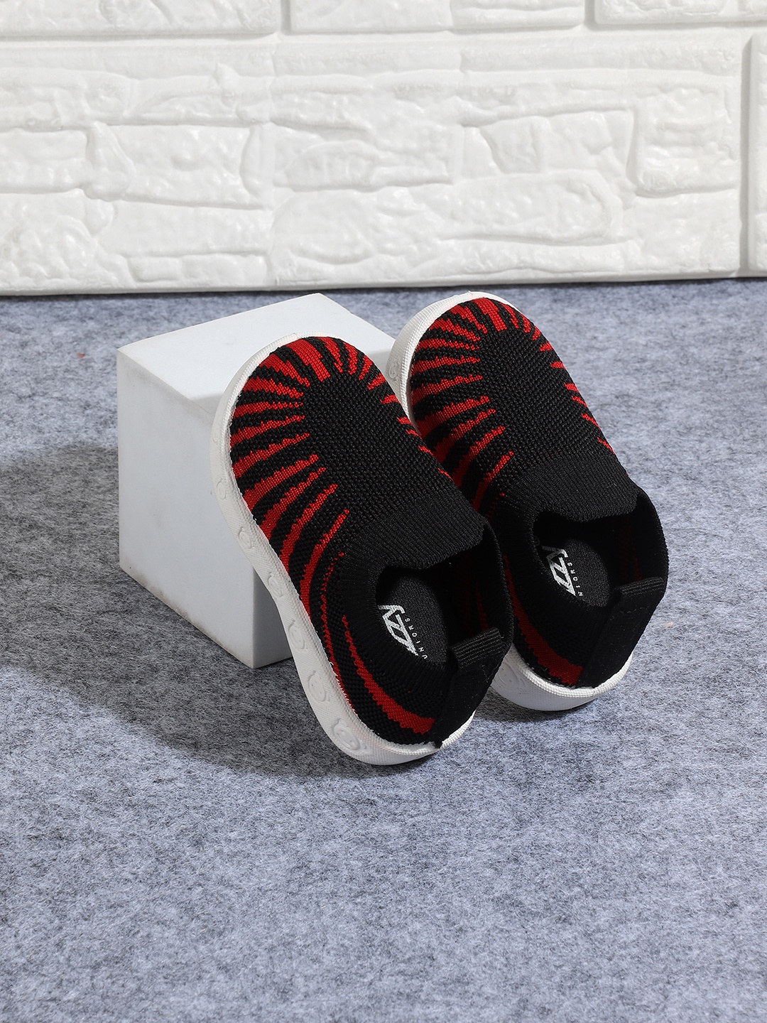 Jazzy Juniors Infant Kids Printed Padded Insole Contrast Sole Mesh Slip-On Sneakers, Black
Jazzy Juniors Infant Kids Printed Padded Insole Contrast Sole Mesh Slip-On Sneakers, Black