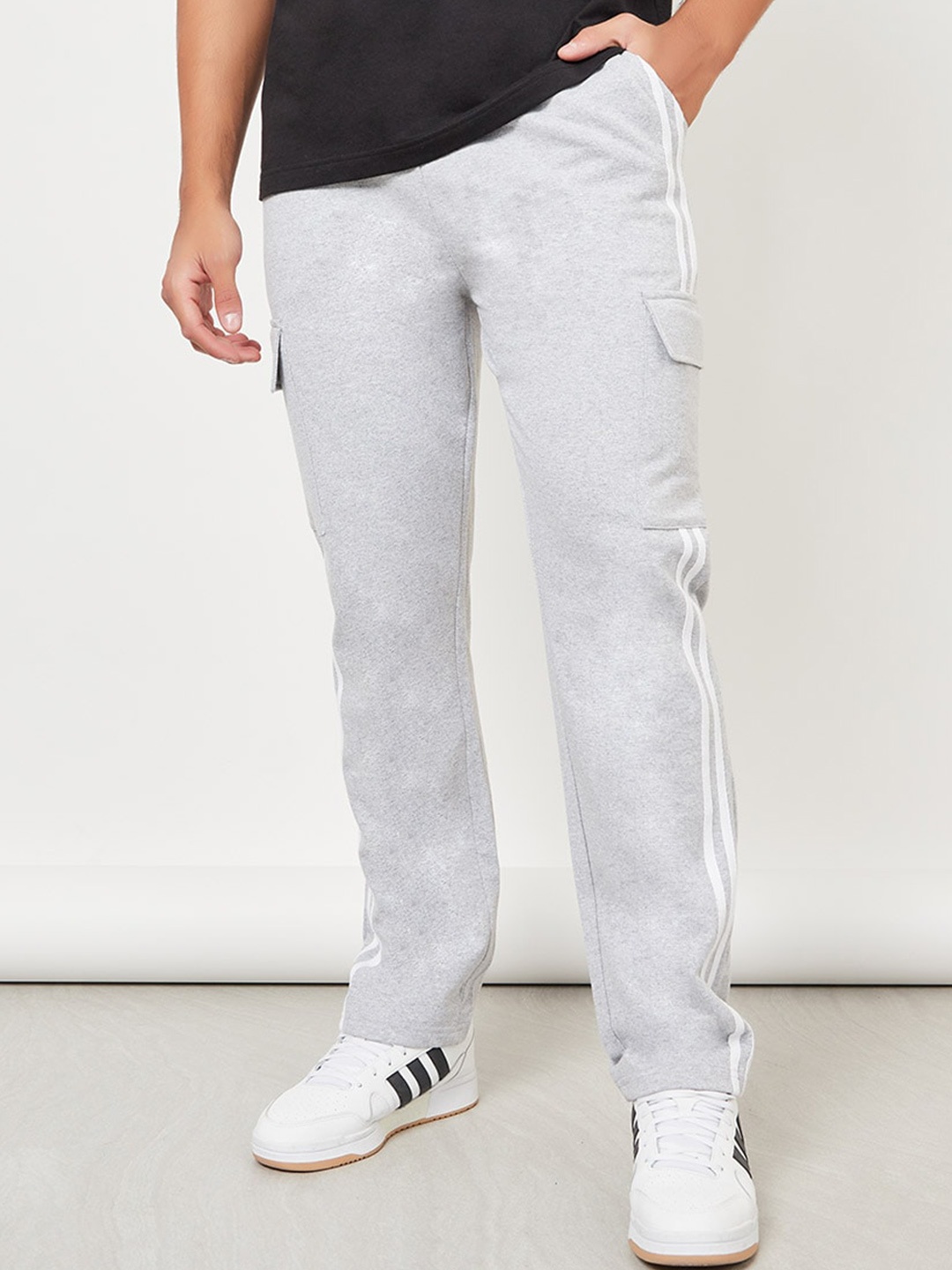 Styli Men Relaxed Fit Mid-Rise Knitted Cargo Style Track Pants with Side Taping Detail, Grey
Styli Men Relaxed Fit Mid-Rise Knitted Cargo Style Track Pants with Side Taping Detail, Grey