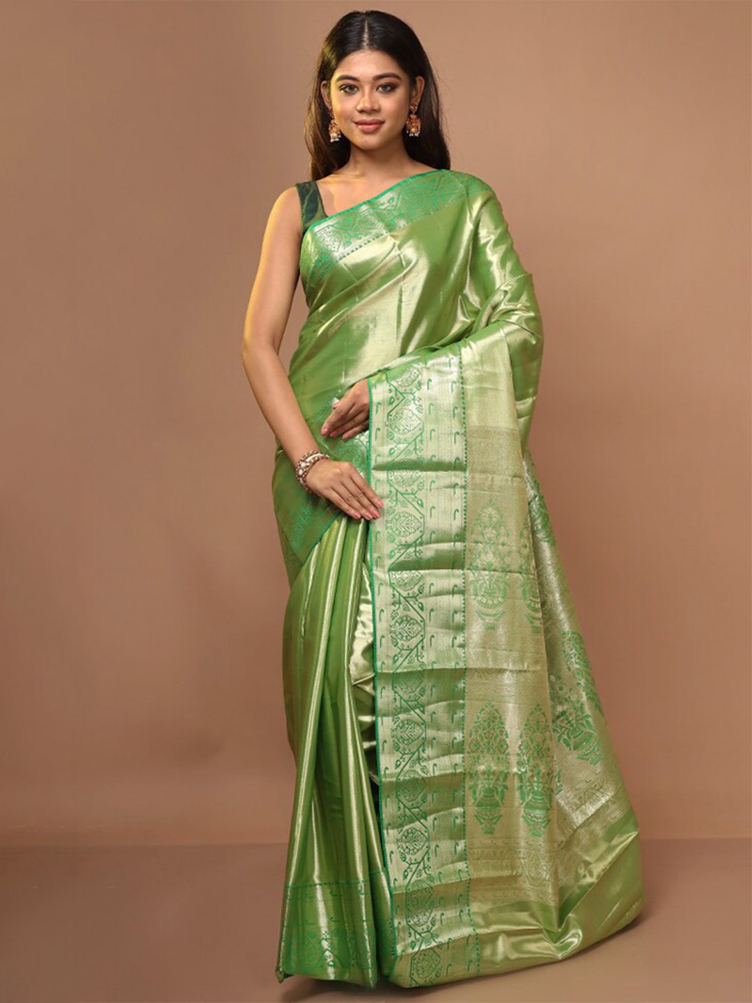AllSilks Green & Gold-Toned Woven Design Zari Pure Silk Kanjeevaram Saree
AllSilks Green & Gold-Toned Woven Design Zari Pure Silk Kanjeevaram Saree