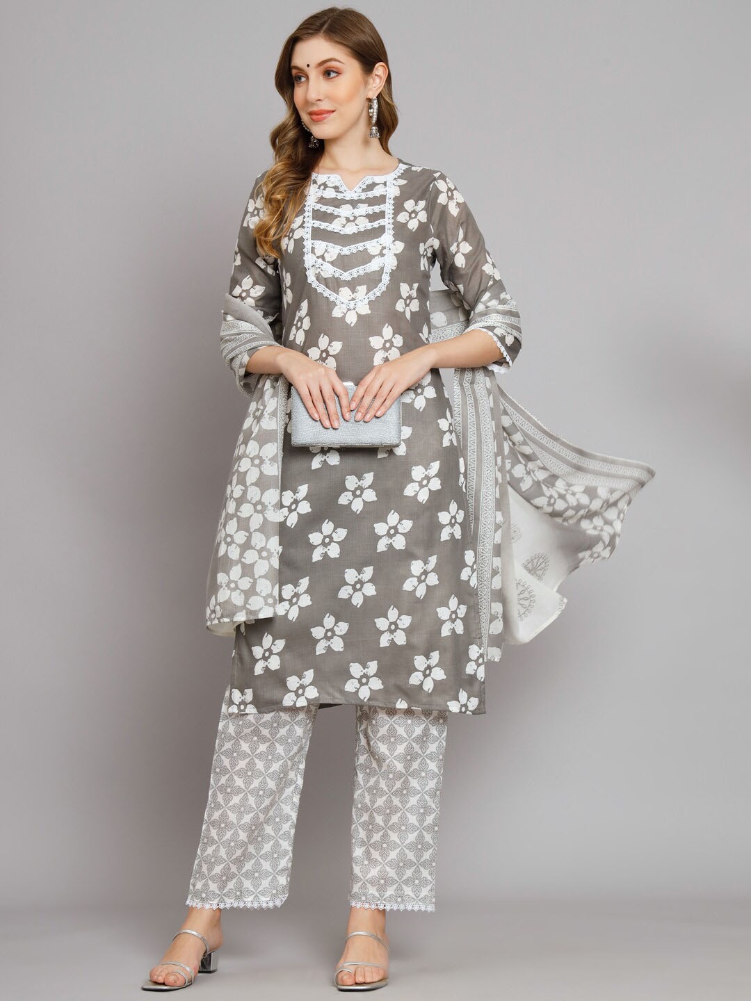 SWAGG INDIA Floral Printed Regular Thread Work Kurta with Trousers & With Dupatta, Grey
SWAGG INDIA Floral Printed Regular Thread Work Kurta with Trousers & With Dupatta, Grey