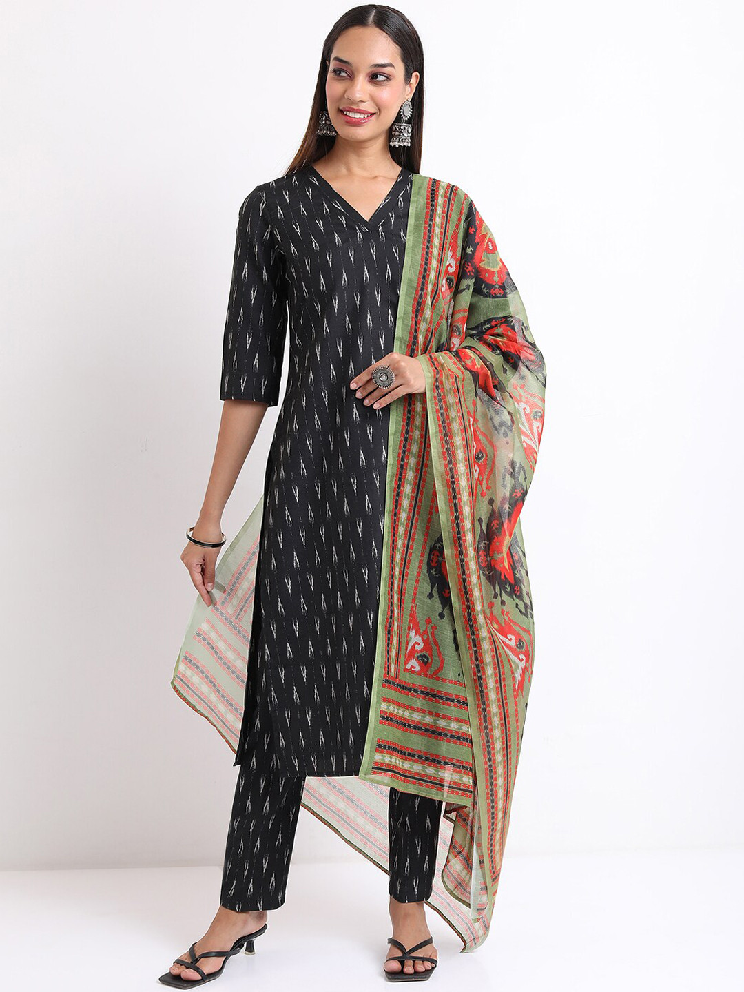 KETCH Ethnic Motifs Printed Straight Kurta with Trousers & Dupatta, Black
KETCH Ethnic Motifs Printed Straight Kurta with Trousers & Dupatta, Black
