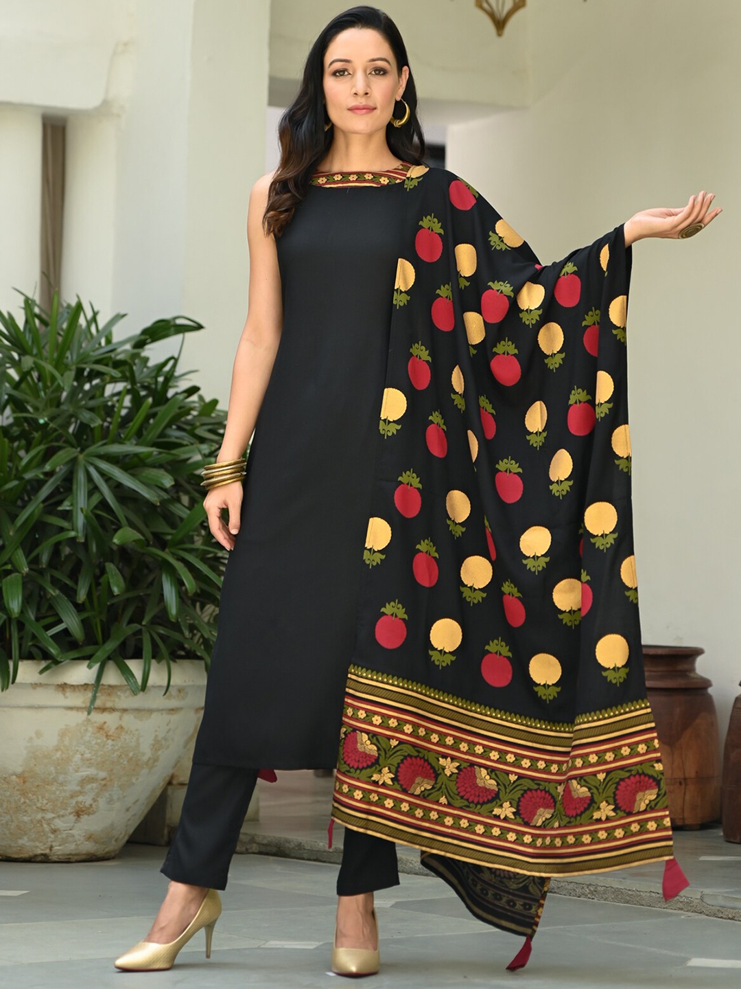 Rustorange Sleeveless Side Tie Up Detail Straight Kurta with Trousers & Dupatta, Black
Rustorange Sleeveless Side Tie Up Detail Straight Kurta with Trousers & Dupatta, Black
