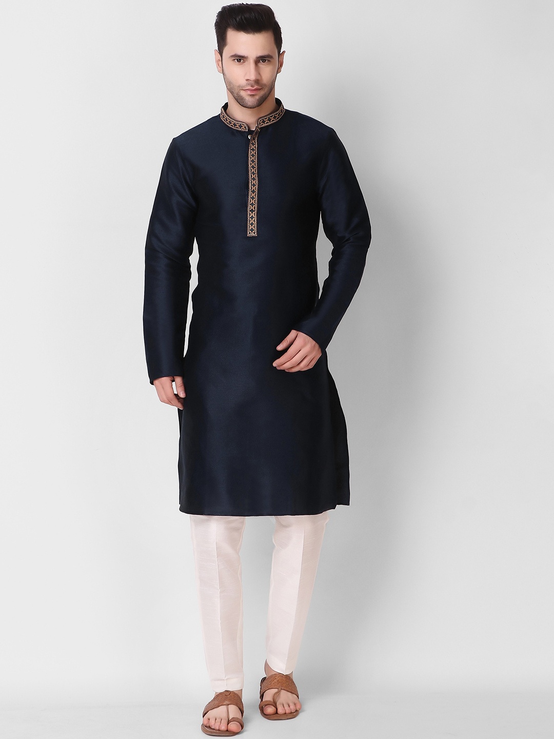 Cult Indie Geometric Woven Design Mandarin Collar Regular Kurta With Pyjamas, Navy blue
Cult Indie Geometric Woven Design Mandarin Collar Regular Kurta With Pyjamas, Navy blue