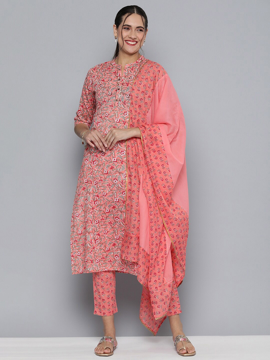 MALHAAR Floral Printed Mandarin Collar Sequinned Pure Cotton Kurta With Trousers & Dupatta, Peach
MALHAAR Floral Printed Mandarin Collar Sequinned Pure Cotton Kurta With Trousers & Dupatta, Peach