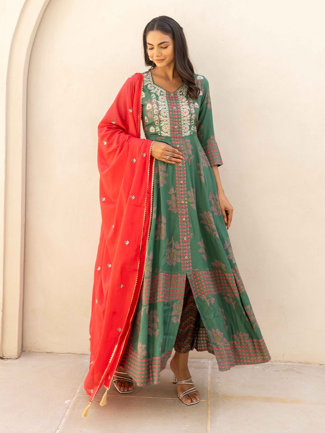 MALHAAR Ethnic Motifs Printed Regular Thread Work Kurta With Trousers & Dupatta, Green
MALHAAR Ethnic Motifs Printed Regular Thread Work Kurta With Trousers & Dupatta, Green