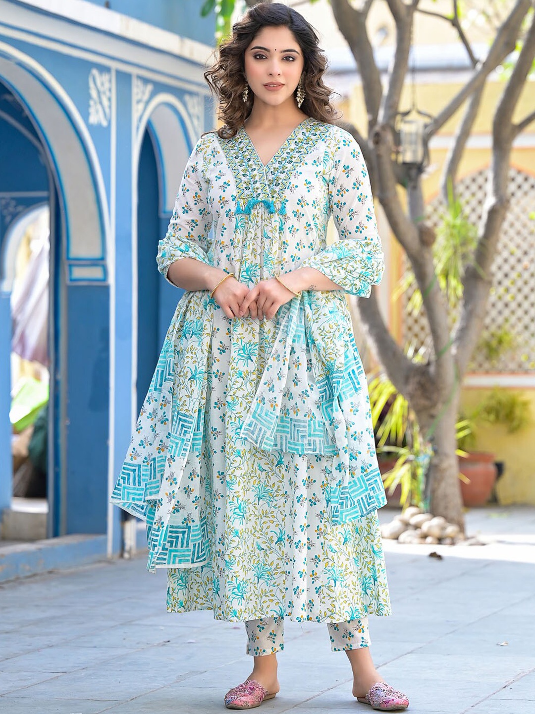 Meena Bazaar Floral Printed Thread Work Pure Cotton Kurta with Trousers & With Dupatta, White
Meena Bazaar Floral Printed Thread Work Pure Cotton Kurta with Trousers & With Dupatta, White