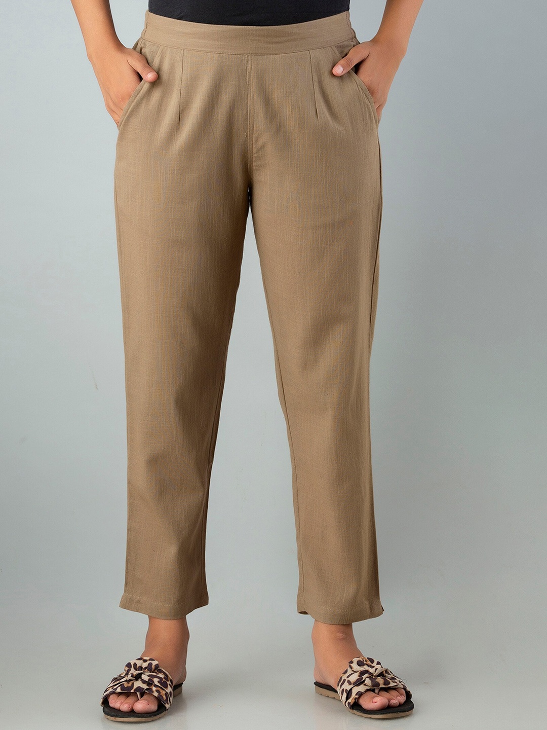 Sutidora Women Relaxed High-Rise Easy Wash Pleated Pure Cotton Regular Trousers, Beige
Sutidora Women Relaxed High-Rise Easy Wash Pleated Pure Cotton Regular Trousers, Beige