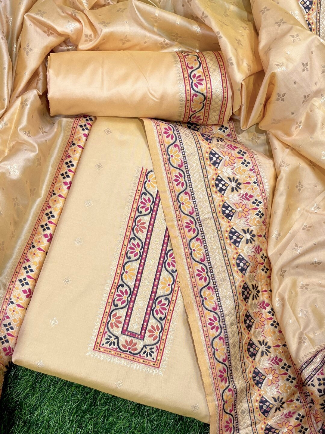 VISHNU WEAVES Ethnic Motifs Woven Design Pashmina Silk Unstitched Dress Material, Cream
VISHNU WEAVES Ethnic Motifs Woven Design Pashmina Silk Unstitched Dress Material, Cream