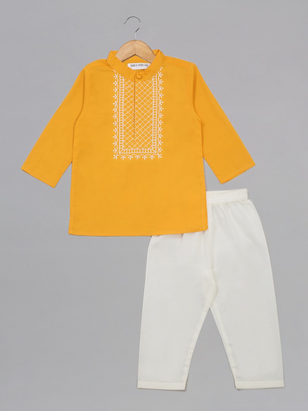 SAKA DESIGNS Boys Ethnic Motifs Embroidered Yoke Design Pure Cotton Kurta With Pyjamas, Yellow
SAKA DESIGNS Boys Ethnic Motifs Embroidered Yoke Design Pure Cotton Kurta With Pyjamas, Yellow