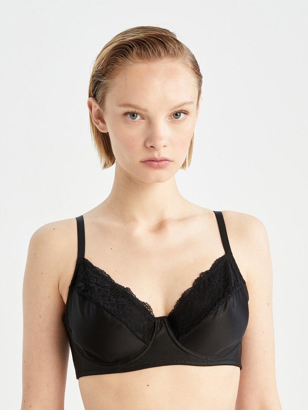 DeFacto Floral Lace Cut and Sew All Day Comfort Non-Wired Medium Coverage Everyday Bra, Black
DeFacto Floral Lace Cut and Sew All Day Comfort Non-Wired Medium Coverage Everyday Bra, Black