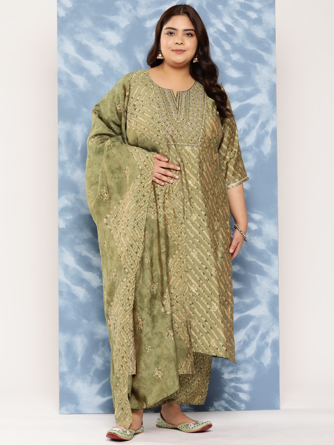 EXTRA LOVE BY LIBAS Ethnic Motifs Yoke Design Thread Work Kurta with Trousers & Dupatta, Olive
EXTRA LOVE BY LIBAS Ethnic Motifs Yoke Design Thread Work Kurta with Trousers & Dupatta, Olive
