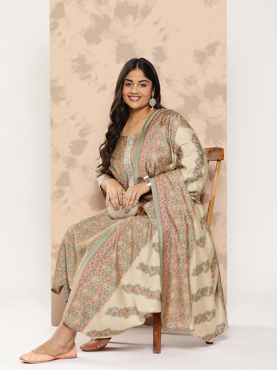 EXTRA LOVE BY LIBAS Plus Size Floral Printed Sequinned Kurta With Trousers & Dupatta, Grey
EXTRA LOVE BY LIBAS Plus Size Floral Printed Sequinned Kurta With Trousers & Dupatta, Grey