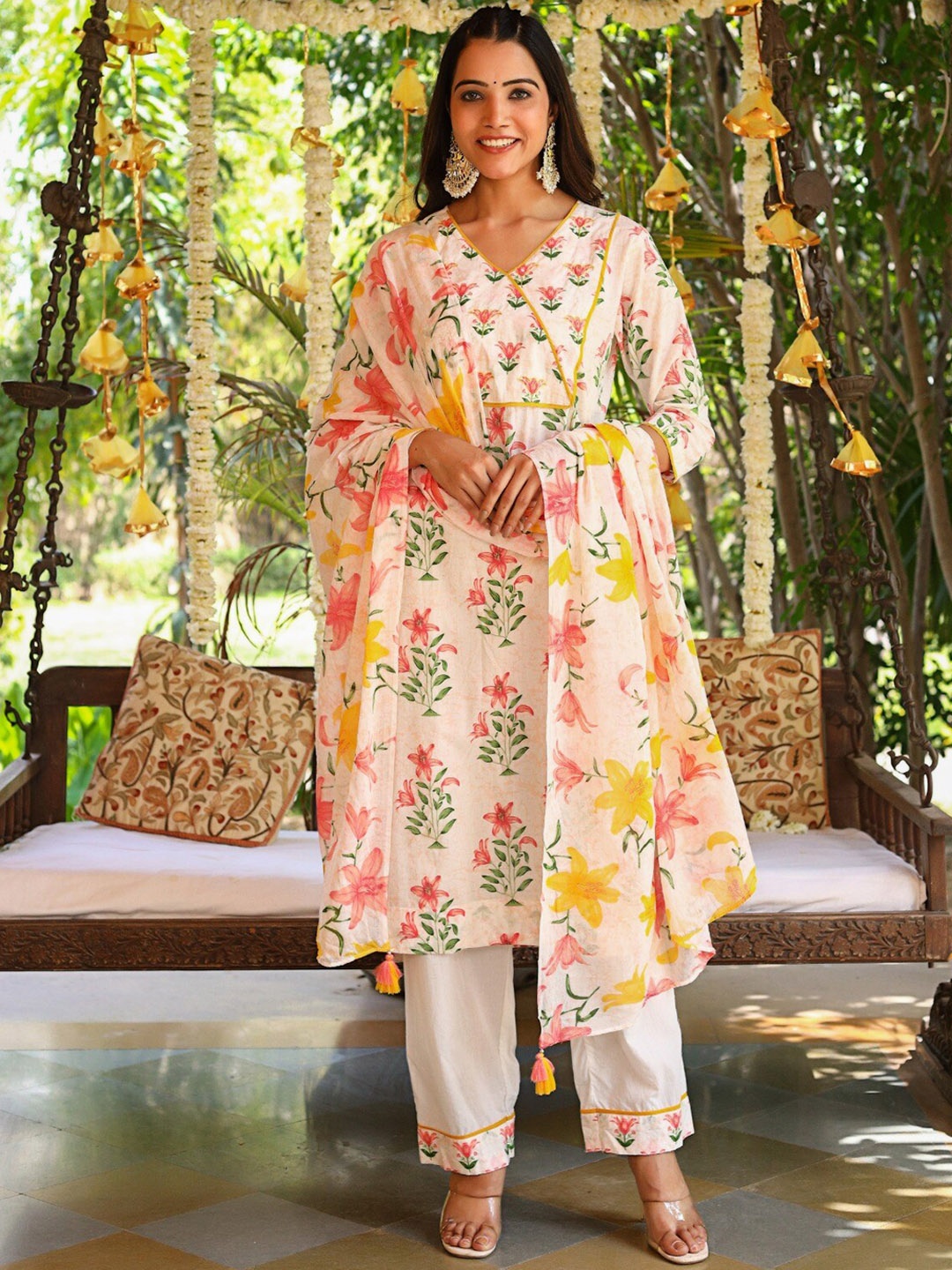 Do Dhaage Floral Printed V Neck Sequinned Pure Cotton Kurta With Trousers & Dupatta, White
Do Dhaage Floral Printed V Neck Sequinned Pure Cotton Kurta With Trousers & Dupatta, White