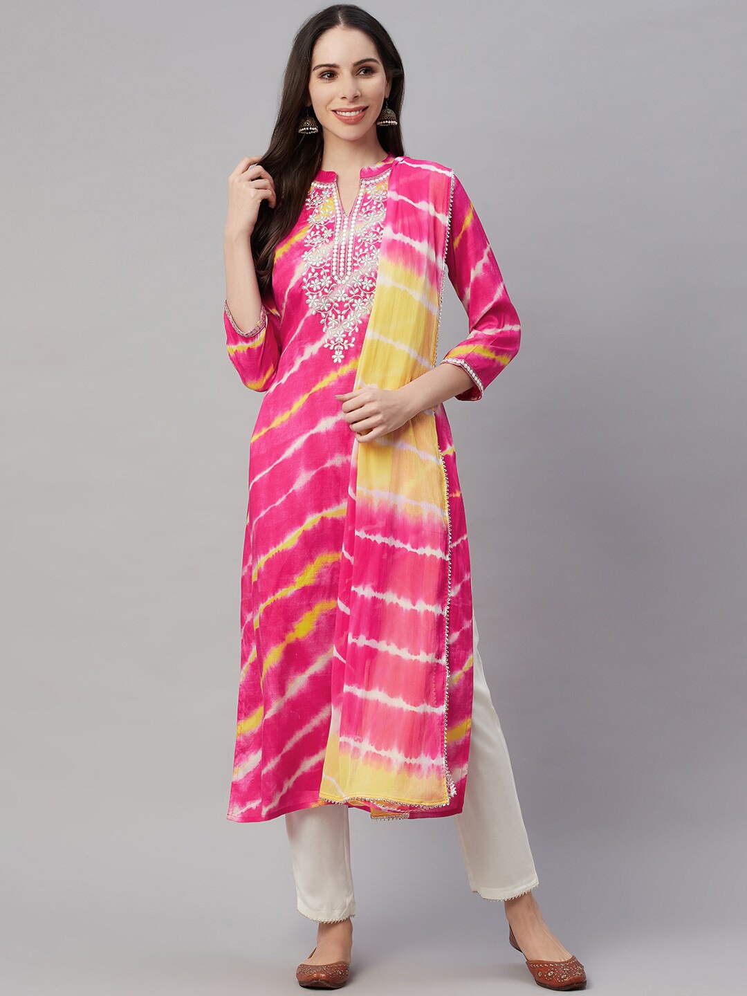 AMIRAS INDIAN ETHNIC WEAR Leheriya Printed Gotta Patti Kurta with Trousers & Dupatta, Pink
AMIRAS INDIAN ETHNIC WEAR Leheriya Printed Gotta Patti Kurta with Trousers & Dupatta, Pink