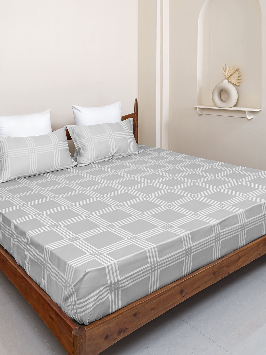 Clasiko Spectrum Grey & White Geometric 400 TC Cotton King Bedsheet With 2 Pillow Covers
Clasiko Spectrum Grey & White Geometric 400 TC Cotton King Bedsheet With 2 Pillow Covers