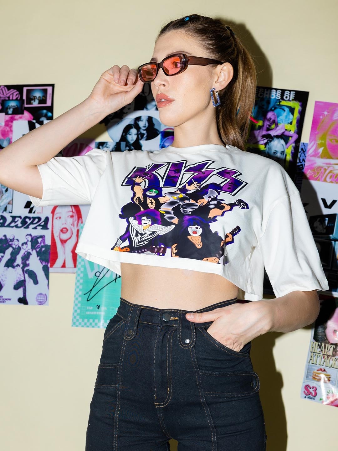 Stylecast X Hersheinbox White Graphic Printed Drop-Shoulder Pure Cotton Boxy Crop T-shirt
Stylecast X Hersheinbox White Graphic Printed Drop-Shoulder Pure Cotton Boxy Crop T-shirt